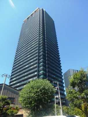 Local appearance photo. 37-storey damping is a structure Tower apartment.