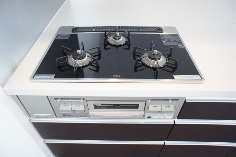 Kitchen. 3-neck gas stove ・ grill