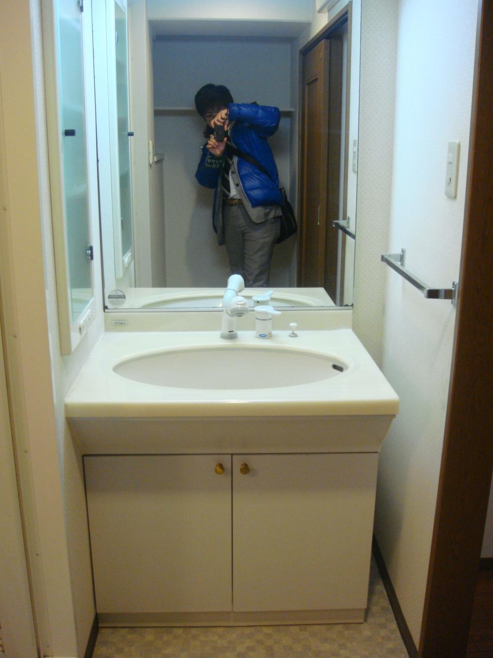 Wash basin, toilet. 2013 December 23, shooting