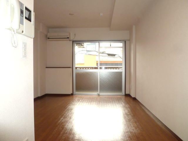 Living and room. A bright room facing the balcony