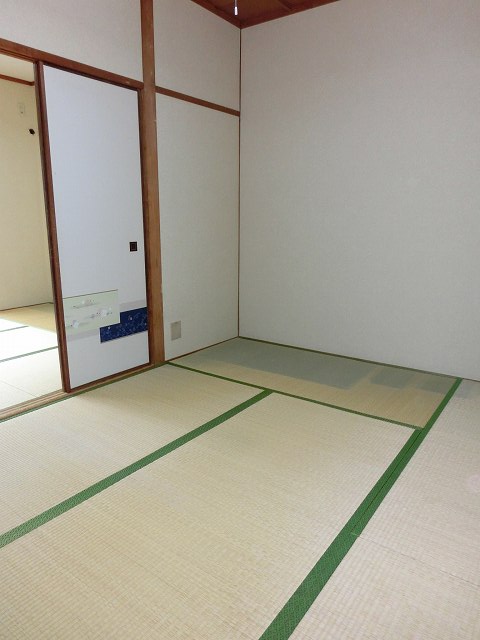 Living and room. Floor plan is a Japanese-style room in the middle