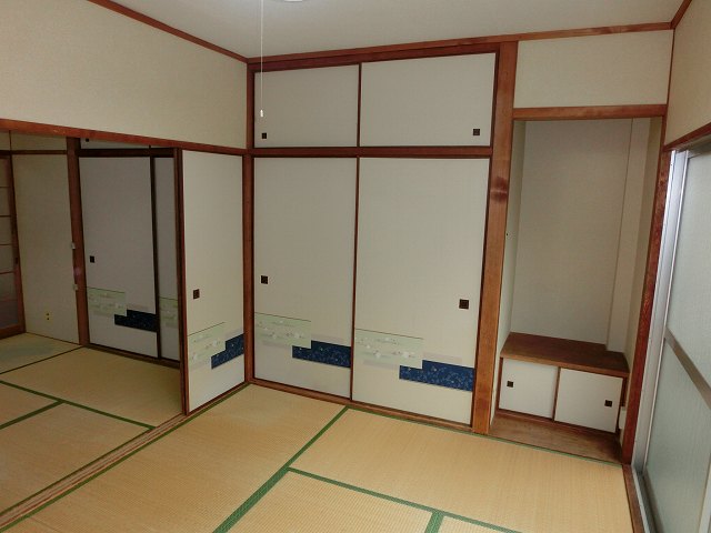 Living and room. Floor is the most right of the Japanese-style room (^ - ^)