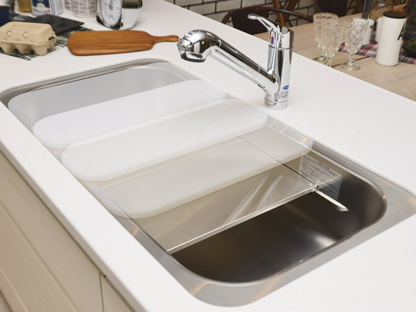 Kitchen.  [Utility sink] It combines a wide sink and a variety-to-use work space with a width of about 90cm, Adopt a "utility sink" to improve the efficiency of the cooking. Water is quiet design to reduce the I sound (same specifications)