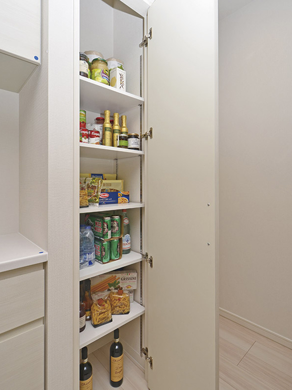 Kitchen.  [pantry] Canned and seasoning, Dry goods, Set up a convenient pantry to stock such as PET bottles (same specifications)