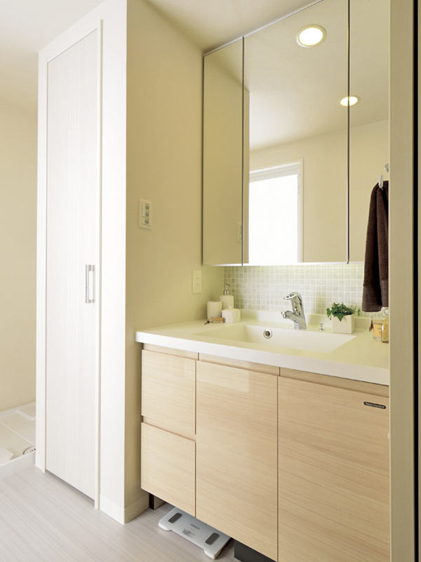 Bathing-wash room.  [bathroom] Wash room can feel the cleanliness in the natural design. Large three-sided mirror, Is Kagamiura with storage etc. can store plenty makeup supplies and accessories such as toiletries and hair dryer (A type model room)