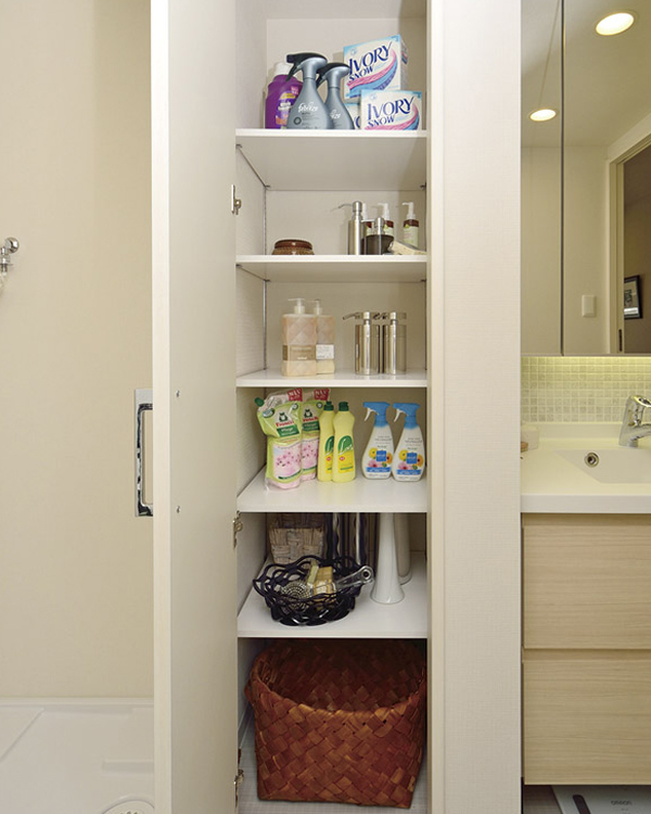 Bathing-wash room.  [Linen cabinet] Towels and pajamas, Installed in a wash room with a convenient linen warehouse to accommodate such as detergent (same specifications)