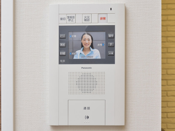 Security.  [Hands-free intercom with color monitor] Set up a color monitor that can check the entrance of visitors in the voice and image. Also, There is no need to have the handset, You can talk hands-free while still errands (same specifications)