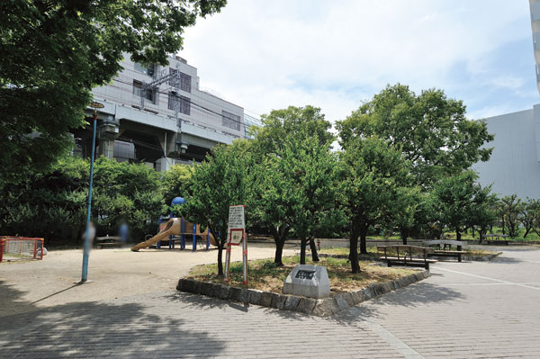 Surrounding environment. Nishikujo park (6-minute walk ・ About 440m)