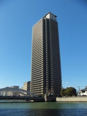 Local appearance photo. This appearance. 43-story tower apartment.