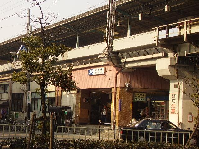 station. 400m is the JR Osaka Loop Line to JR Fukushima Station.