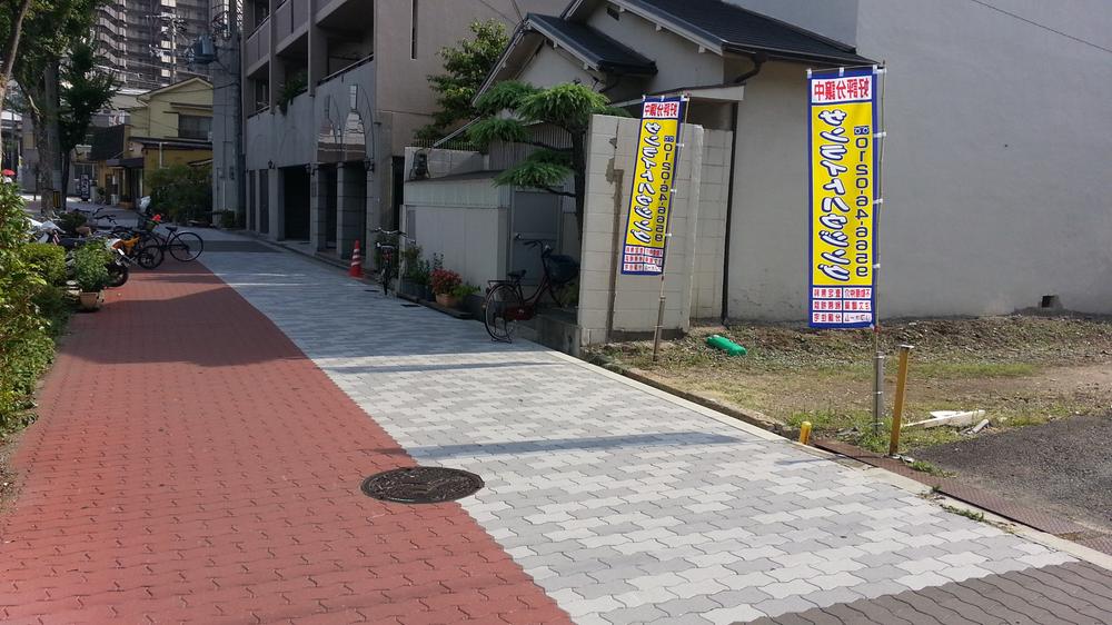 Local photos, including front road. Local (08 May 2013) Shooting Front sidewalk  ☆ It is safe for children because the car does not pass in a spacious sidewalk ☆