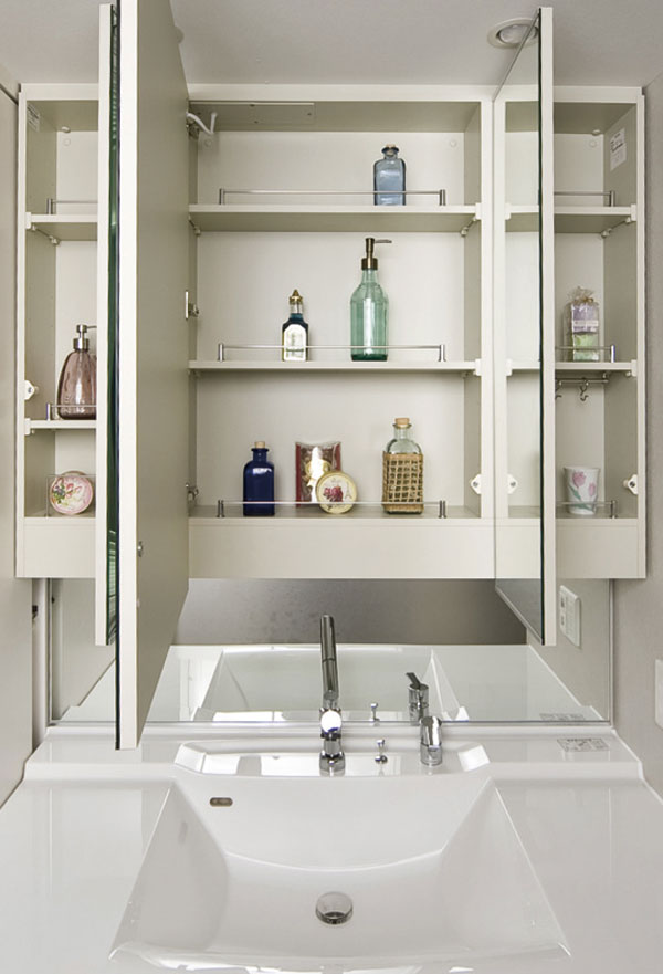 Bathing-wash room.  [Kagamiura storage with triple mirror] The back side of the basin triple mirror door has become a storage space, It is possible to clean and accommodating the cosmetics and toothbrushes, You can use functional (same specifications)