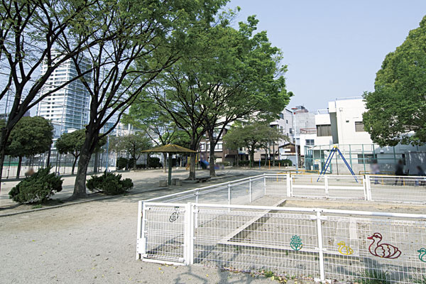 Surrounding environment. Yoshino-cho park (5-minute walk ・ About 400m)