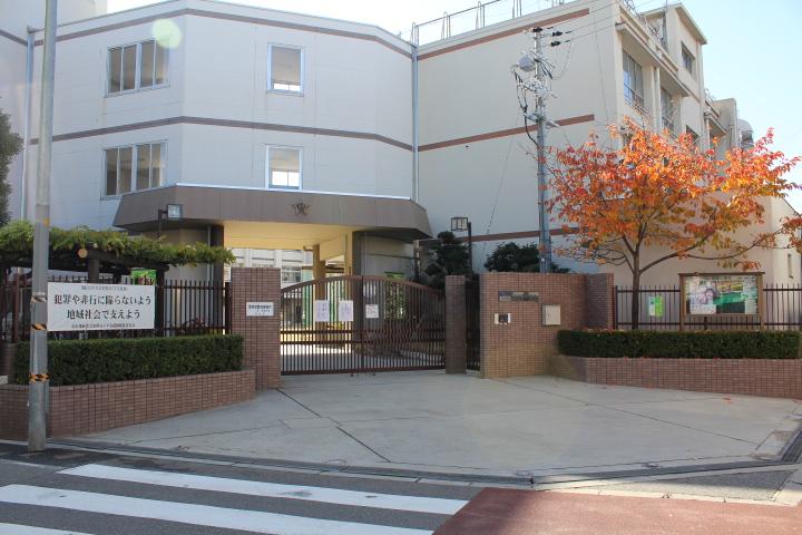 Primary school. Osakashiritsudai open to elementary school 264m