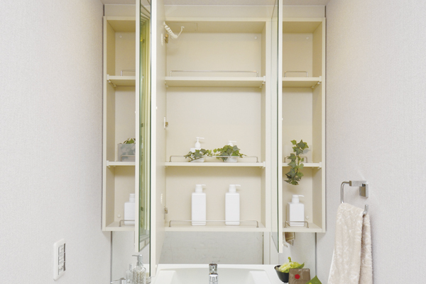 Bathing-wash room.  [Three-sided mirror back storage] The three-sided mirror back has space that can accommodate the cosmetics and vanity are provided (same specifications)