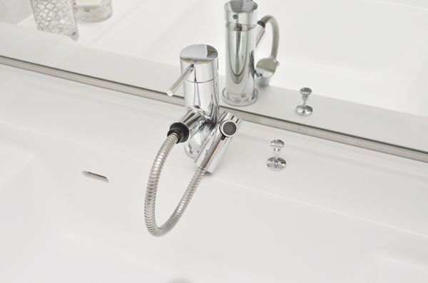 Bathing-wash room.  [Single lever mixing faucet] Water temperature ・ Easy adjustment of the amount of hot water. Since the nozzle is pulled out, It is also useful for cleaning (same specifications)