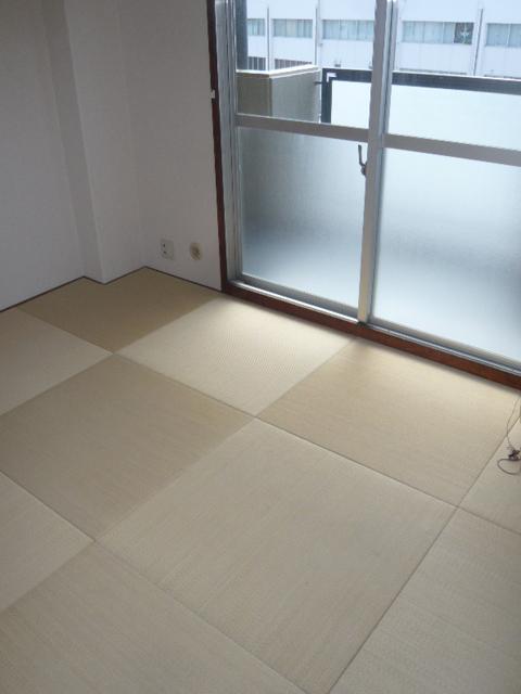 Non-living room. Japanese-style room (It is Ryukyu tatami. )
