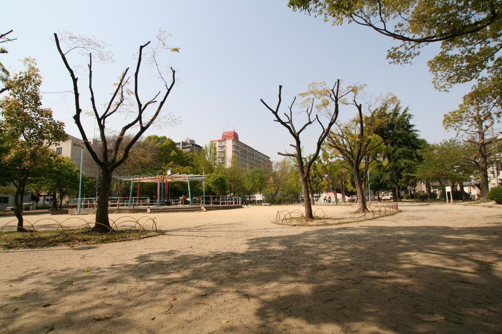 park. Culmination 130m here in the park to this park is a popular park among the District Higashinari. Traffic volume of around even less, And playground equipment also has been enhanced, Also wide there is plenty since, You can also play with confidence small children.
