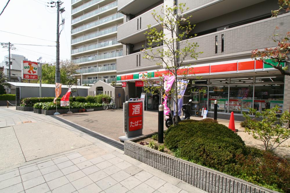 Convenience store. It is thanks to the location of the 210m walk 3 minutes until Thanksgiving.