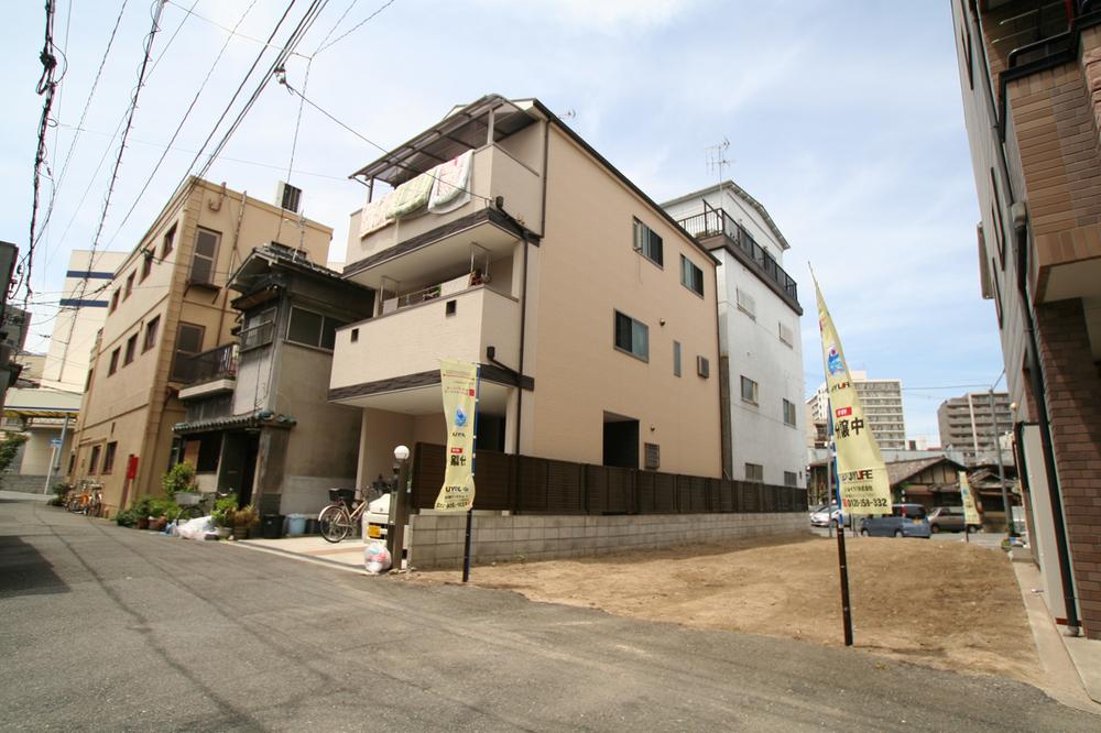 Local appearance photo. It becomes the subdivision of the north-south road on both sides. South, Per day from the south over the future for dedicated passage is assured. It is recommended for those who are looking at the day-oriented!