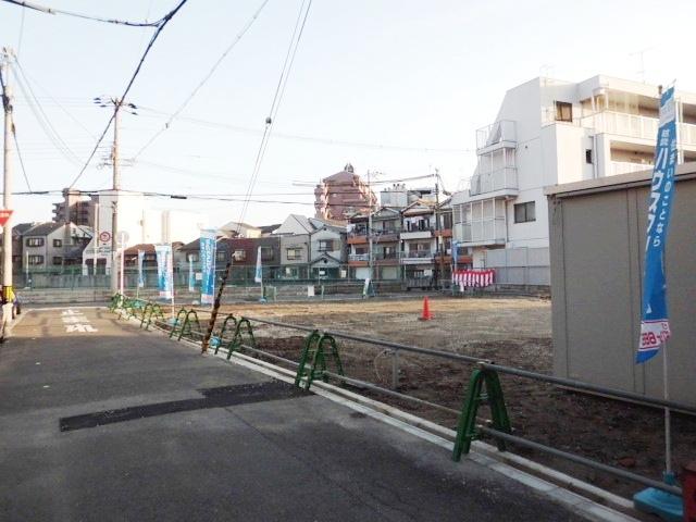 Local photos, including front road. Local (12 May 2012) shooting