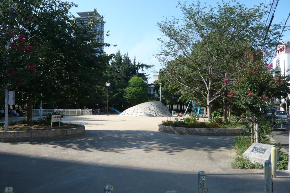 park. 399m until Higashiobase park