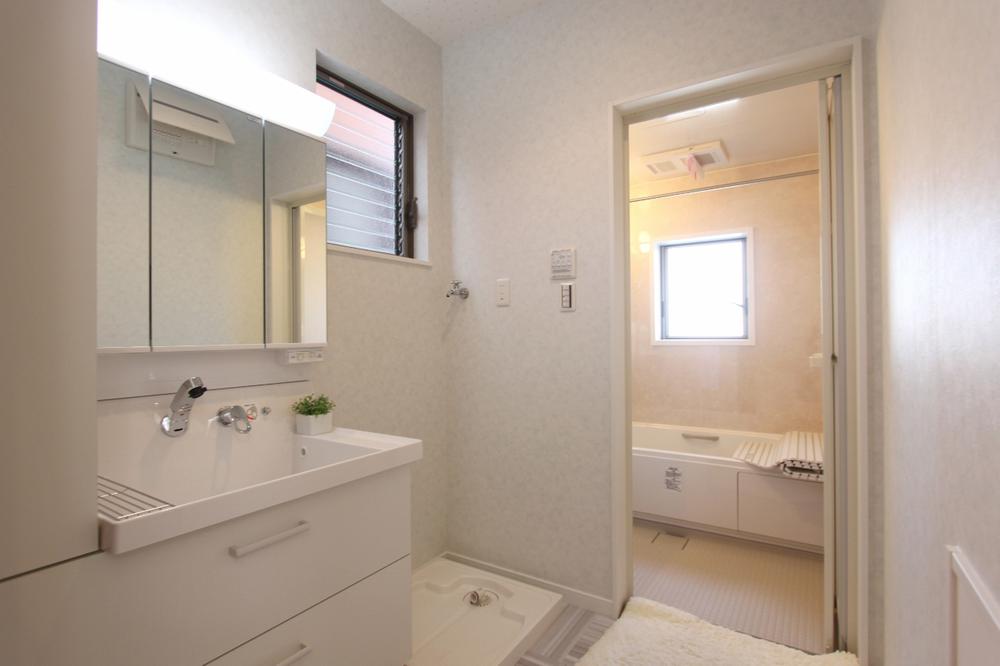 Wash basin, toilet. ◆ Wash image