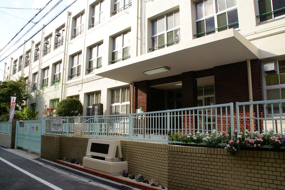 Primary school. 204m to Osaka City Tatsunaka this elementary school