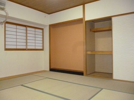 Living and room. Japanese-style room 6 tatami, Armoire, With window