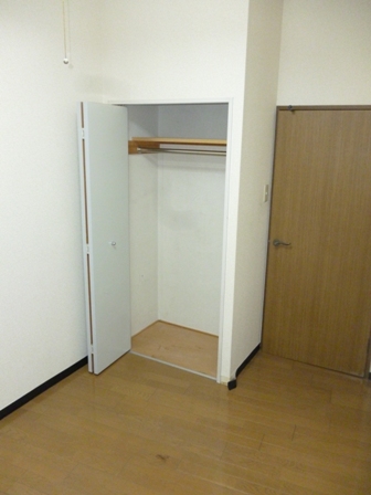 Living and room. Western-style 4 Pledge, closet ・ With window