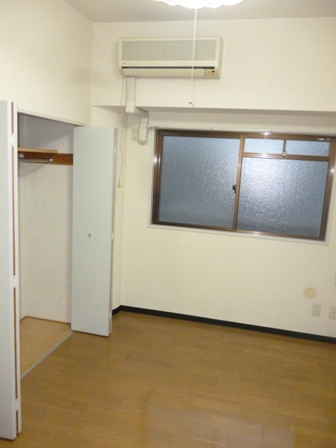 Living and room. Western-style 5.5 Pledge, closet ・ With window
