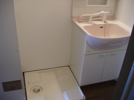 Washroom. Indoor Laundry Storage ・ Independent wash basin