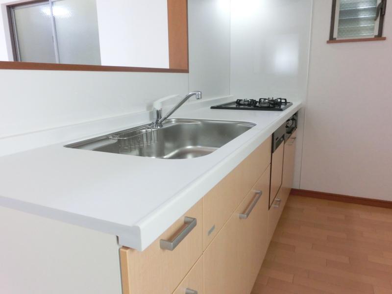Kitchen. Convenient second floor basin bus!