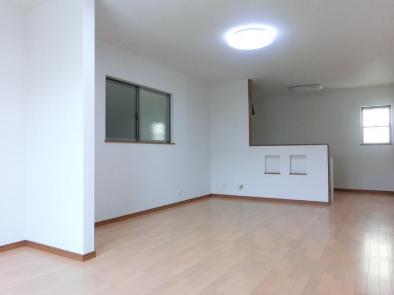 Living. Green Bridge station near!