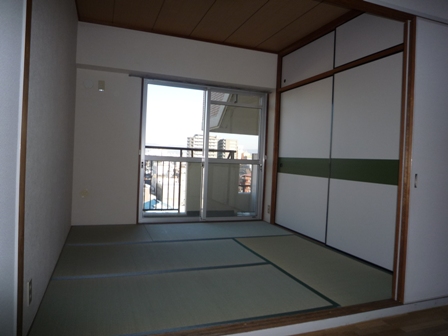 Living and room. Japanese-style room 4.5 tatami, With closet