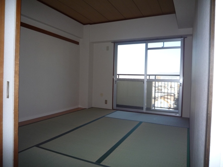 Living and room. Japanese-style room 6 tatami, With closet