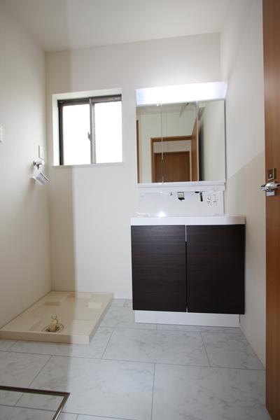 Wash basin, toilet. bathroom