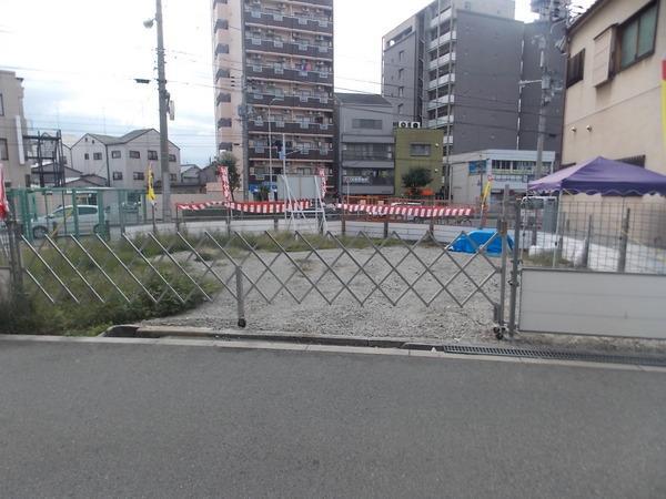 Local photos, including front road. Mom also happy shopping convenient