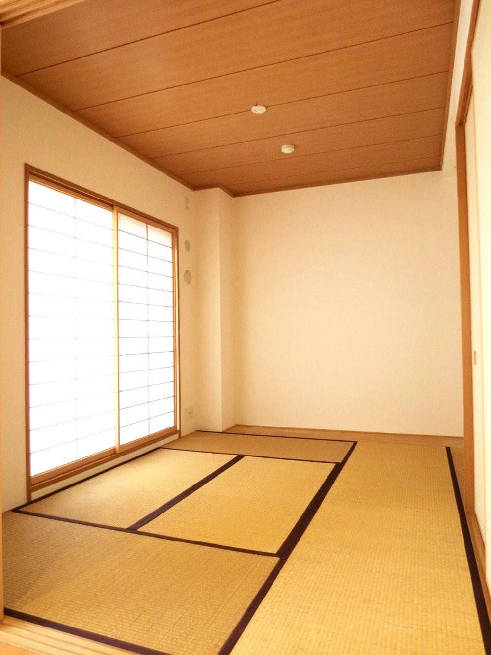 Non-living room. Living is bright Japanese-style room adjacent to the.