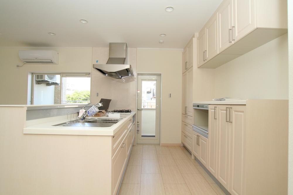 Kitchen. Our construction cases. The color scheme of the wife of attention, It will be face-to-face kitchen with a feeling of opening.