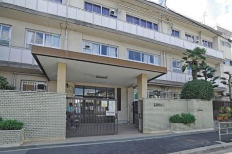 Junior high school. Osaka Municipal Aioi 15-minute walk from the 1121m Osaka Municipal Aioi junior high school until junior high school