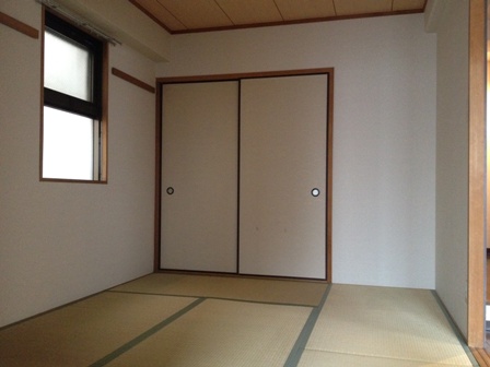 Living and room. Japanese-style room 6 tatami, With closet