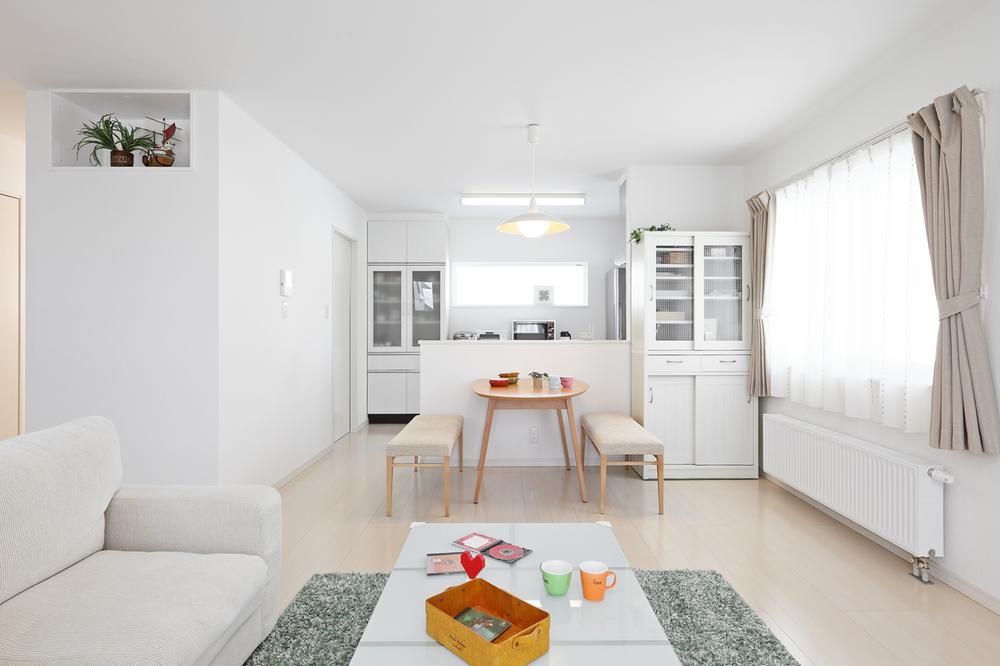 Living. Living room of the family hearthstone (reference image)