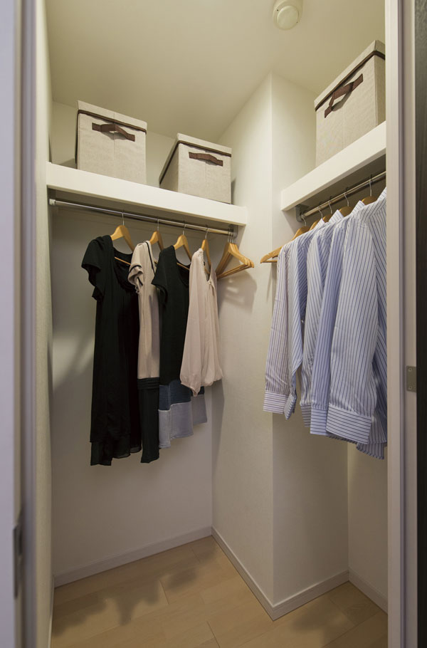 Receipt.  [Walk-in closet] Walk-in closet Furniture boasts a storage capacity of the room to each bedroom is provided (C type only) ( ※ )