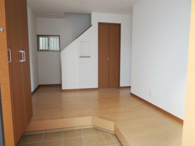 Entrance. Spacious entrance.