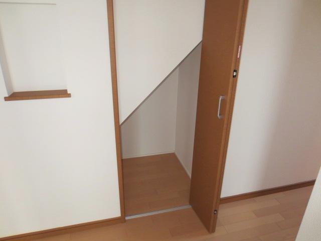 Receipt. 1st floor Hallway storage