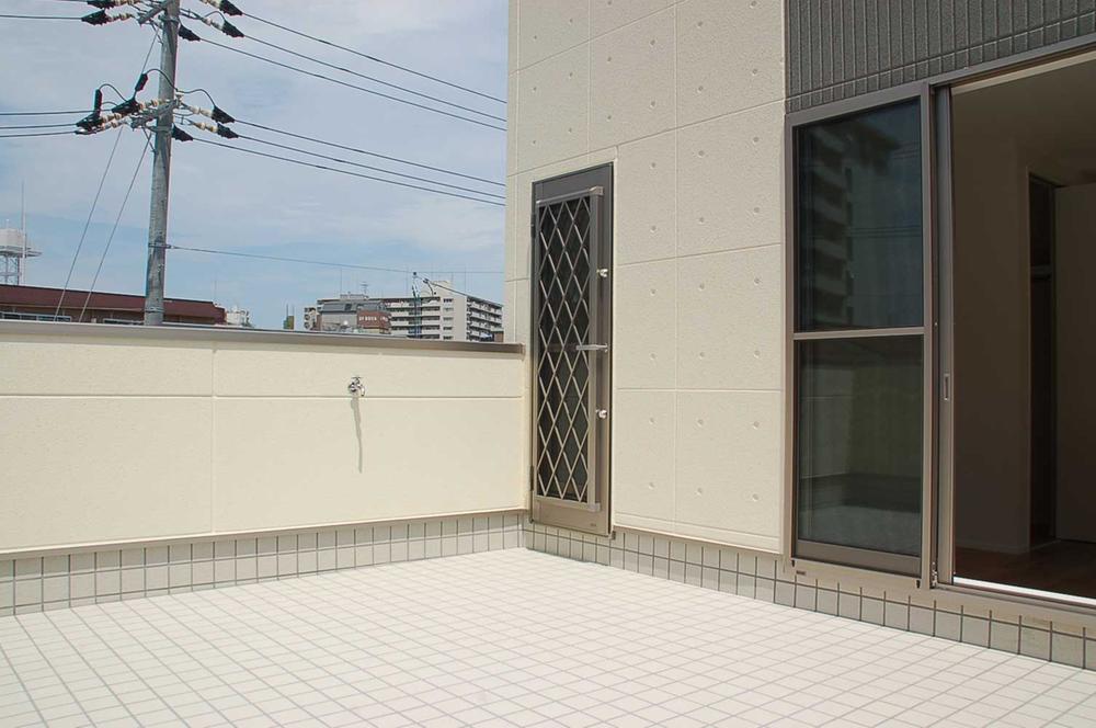 Balcony. Same specifications "construction image" Etc. BBQ and pool Usage is free