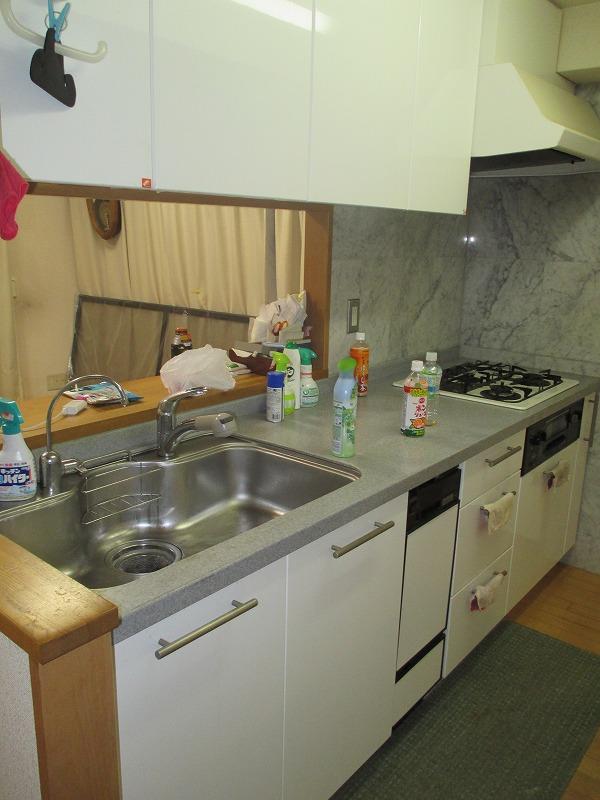 Kitchen. In tableware washing dryer with, House is a cleaning pass