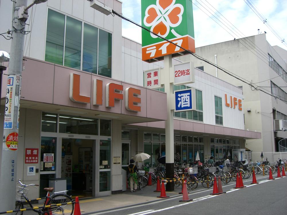 Supermarket. Since it is open until at 400m night 22 to life, It is safe for shopping after work.