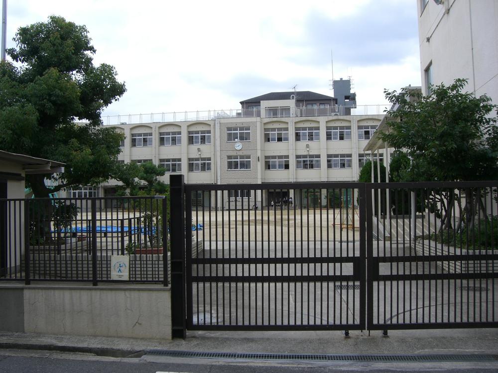 Primary school. Happy for children because the Osaka close of 640m elementary school to stand Katae elementary school, father, Mother looks safe.